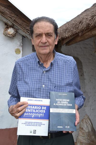 Juan Evangelista Aguiar mostrando sus dos últimos libros publicados. El escritor nepomuceno Juan Evangelista Aguiar publicó recientemente un nuevo libro que se denomina “Raíces Griegas del Español al Alcance de Todos”, que se convertirá en un material de consulta para educadores, estudiantes y para los mismos escritores de nuestro país.