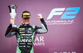 Nuestro compatriota Joshua Duerksen festeja con el trofeo en la mano derecha y el puño izquierdo levantado.