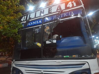 Bus fuera de servicio impacta contra local gastronómico en el centro de Asunción.