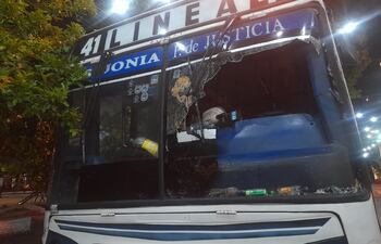 Bus fuera de servicio impacta contra local gastronómico en el centro de Asunción.