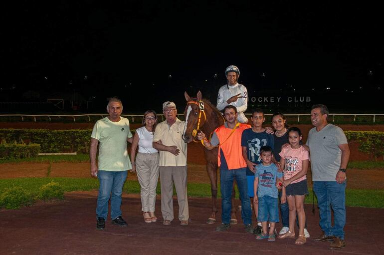 Amiguita se impuso en la suelta más importante del domingo. Los allegados al stud Don Honorio recibieron a la alazana, que ya ganó tres al hilo.