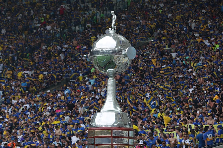 Fotografía de una replica gigante de la Copa Libertadores hoy, previo a un partido de la final de la Copa Libertadores entre  Boca Juniors y Fluminense en el estadio de Maracaná, en Rio de Janeiro (Brasil). 