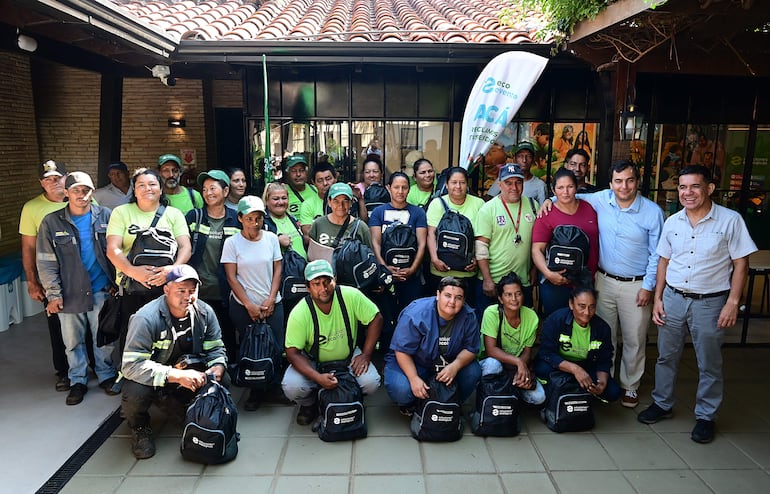 Recicladores de base que forman parte de la red de EcoPuntos recibieron kits de seguridad, con importantes elementos para su trabajo diario.