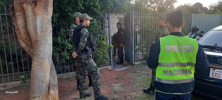 La fiscala antidrogas Egidia Gómez encabezó un allanamiento en el barrio San Francisco de San Antonio.