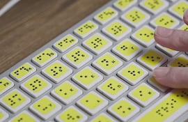 Dispositivo inclusivo. Teclado de computadora con sistema Braille.