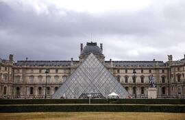 Vista exterior del Museo del Louvre un día después de un robo en París, Francia, el 20 de octubre de 2025. El Museo del Louvre fue blanco de un robo perpetrado por varios delincuentes que rompieron vidrieras para robar ocho valiosas joyas reales el 19 de octubre. El Louvre permanece cerrado por segundo día consecutivo.