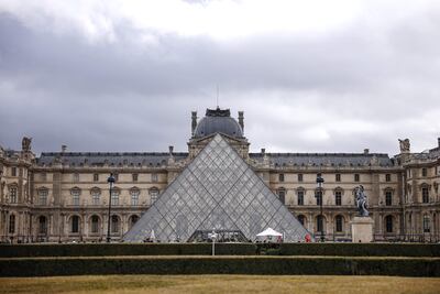 Vista exterior del Museo del Louvre un día después de un robo en París, Francia, el 20 de octubre de 2025. El Museo del Louvre fue blanco de un robo perpetrado por varios delincuentes que rompieron vidrieras para robar ocho valiosas joyas reales el 19 de octubre. El Louvre permanece cerrado por segundo día consecutivo.