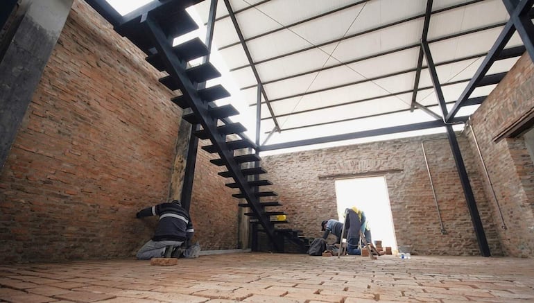 Instalaron una nueva escalera de acceso al entrepiso en el segundo edificio de la exestación de tren de Ybytymí.