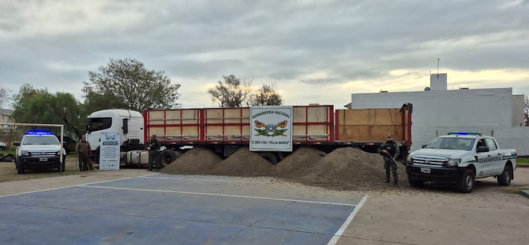 El camión cargado con unos 28.000 kilos de harina de girasil ingresó a la Argetina por el puente de San Ignacio de Loyola.