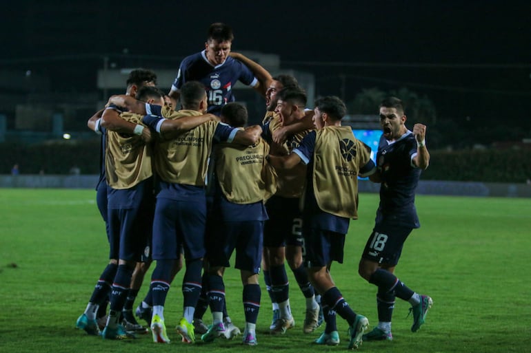 Los jugadores de la selección paraguaya festejan un gol en el partido frente a Argentina por la primera fecha del Preolímpico Venezuela 2024.