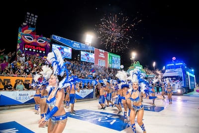 El staff artístico y el trío eléctrico de Munich Ultra dominan el sambódromo de Encarnación animando cada sábado.