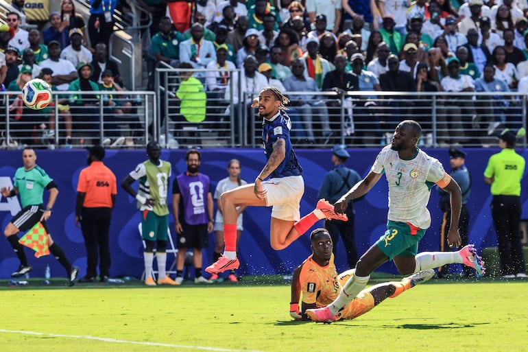 Otro cuadro del gol de Bradley Barcola, quien liquidó el expediente para Francia contra Senegal.
