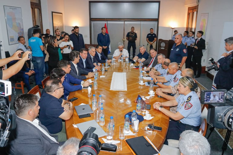 Reunión de autoridades  autoridades del Ministerio del Interior, la Policía Nacional y la Asociación Paraguaya de Fútbol (APF) tras los incidentes violentos protagonizados por hinchas y la Policía ayer en el estadio Defensores del Chaco.