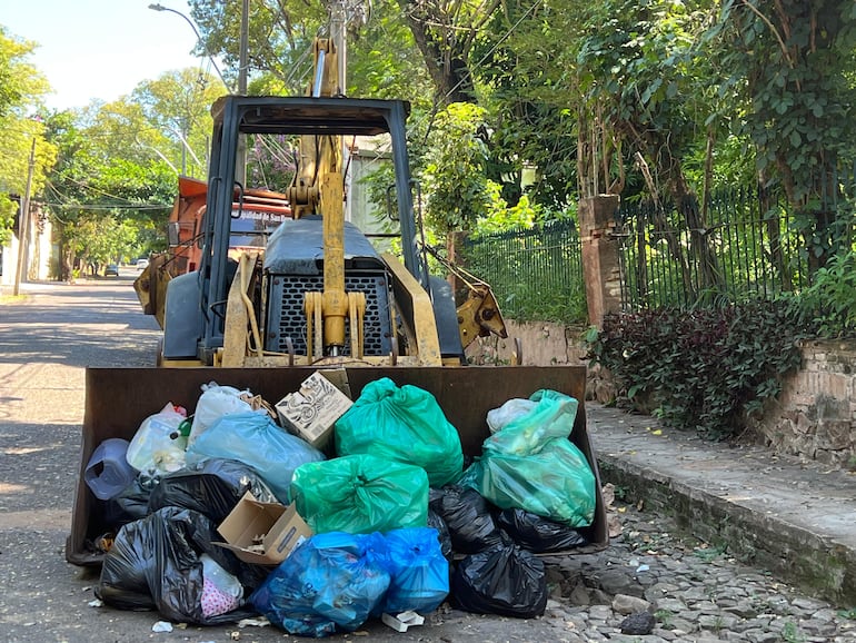A apenas 500 metros de la Municipalidad de San Bernardino, bolsas malolientes acumuladas en un tractor generan un ambiente desagradable y reflejan el problema de la basura en la zona.