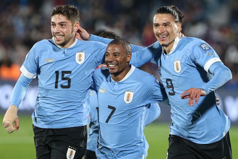 Nicolás de la Cruz (c), jugador de Uruguay, celebra un gol con Federico Valverde (i) y Darwin Nuñez en un partido de las Eliminatorias Sudamericanas 2026 contra Chile en el estadio Centenario en Montevideo, Uruguay.