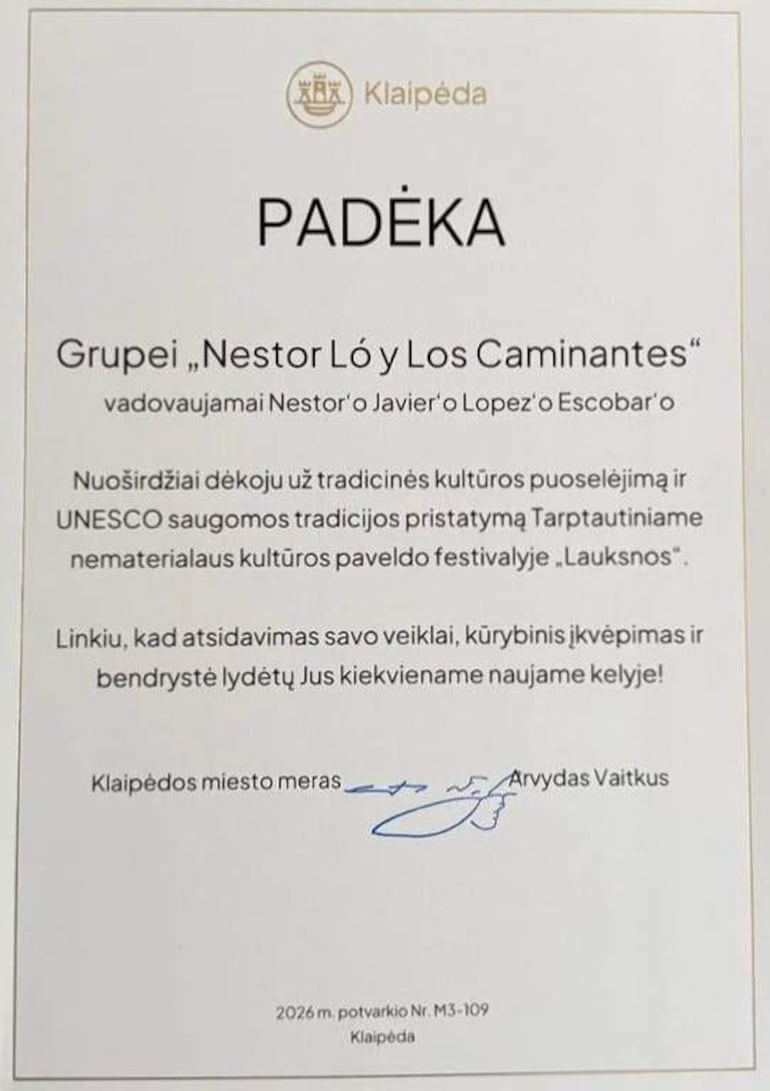Certificado de agradecimiento a Néstor Ló y Los Caminantes, con texto en lituano y la firma del alcalde Arvydas Vaitkus.