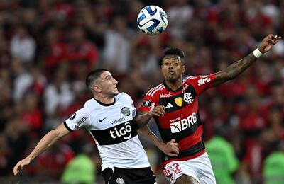 El “Topo” Facundo Zabala fija su mirada en la pelota en una acción contra Bruno Henrique, autor del único gol en el Maracaná de Río de Janeiro.
