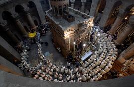 Desde el atrio del Santo Sepulcro, iglesia considerada el lugar más sagrado del cristianismo, se alza el eco de las oraciones de una multitud como no ha habido en meses.