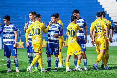El saludo entre los jugadores del Sportivo Trinidense y Sportivo 2 de Mayo, en el encuentro correspondiente a la primera riueda del torneo Clausura 2025.