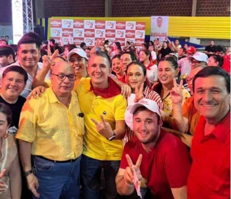 Francisco Canatta, director de Educación de Central del MEC, y Hans Kemper Rojas,  se presentan en un evento proselitista en Luque junto a educadores locales.