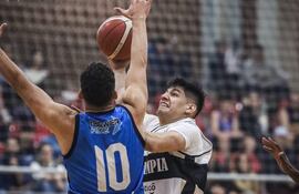 Rodney Mercado de los Kings, enfrenta a Gabriel Peralta del San José, que intenta la tapa, en el juego 1.