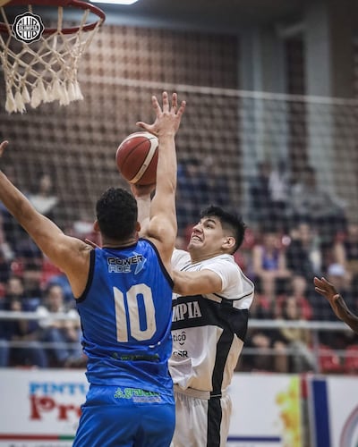 Rodney Mercado de los Kings,  enfrenta a Gabriel Peralta del San José, que intenta la tapa, en el juego 1.