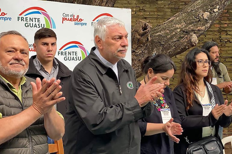 AME7015. ASUNCIÓN (PARAGUAY), 08/11/2025.- Fotografía cedida por Frente Guasu que muestra al expresidente de Paraguay, Fernando Lugo (c) participando en la plenaria nacional del Frente Guasu este sábado, en Asunción (Paraguay). Lugo (2008-2012) se volvió a mostrar en público para encabezar una reunión de su formación política, la alianza de izquierda Frente Guasu, en la que debatieron estrategias de cara a los próximas elecciones municipales, pactadas para octubre de 2026, y para fortalecer el espacio progresista del país. EFE/ Frente Guasu /SOLO USO EDITORIAL/ NO VENTAS/ SOLO DISPONIBLE PARA ILUSTRAR LA NOTICIA QUE ACOMPAÑA (CRÉDITO OBLIGATORIO)
