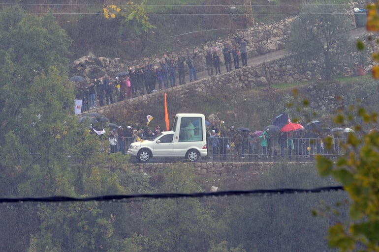 El papa León XIV saluda a feligreses en su camino a un monasterio maronita, en Annaya, Líbano.