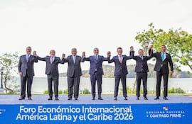 De izq. a der., el presidente de Guatemala, Bernardo Arévalo; el presidente de Brasil, Luiz Inácio Lula da Silva; el presidente de Panamá, José Raúl Mulino; el titular del CAF, Sergio Díaz-Granados; el presidente de Bolivia, Rodrigo Paz, el presidente de Ecuador, Daniel Noboa, y el primer ministro de Jamaica, Andrew Holness.