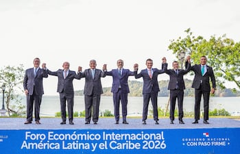 De izq. a der., el presidente de Guatemala, Bernardo Arévalo; el presidente de Brasil, Luiz Inácio Lula da Silva; el presidente de Panamá, José Raúl Mulino; el titular del CAF, Sergio Díaz-Granados; el presidente de Bolivia, Rodrigo Paz, el presidente de Ecuador, Daniel Noboa, y el primer ministro de Jamaica, Andrew Holness.