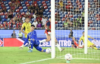 El capitán Juan Manuel Iturbe (32 años) conecta el envío del chico Marcelo Chaparro (18) para establecer el primer gol del partido en Barrio Obrero.