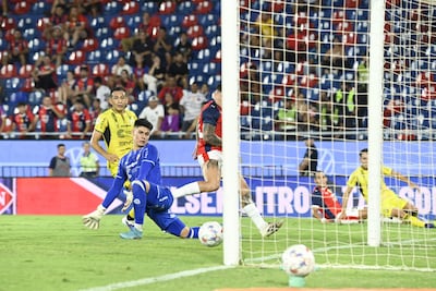 El capitán Juan Manuel Iturbe (32 años) conecta el envío del chico Marcelo Chaparro (18) para establecer el primer gol del partido en Barrio Obrero.