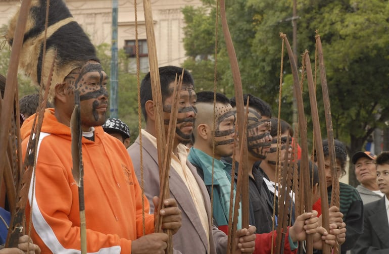 Los aché defienden su territorio con sus temibles arcos y flechas.