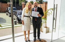 El exdiputado Orlando Arévalo y su esposa, la concejala de Lambaré Carolina González, posan en uno de los accesos a su mansión. Detrás se aprecia parte de la flota de sus vehículos.