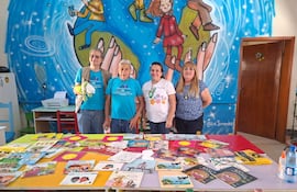 Los escritores Alejandro Hernández y Feliciano Acosta visitaron el Hospital Pediátrico Acosta Ñu, donde también entregaron un lote de libros.