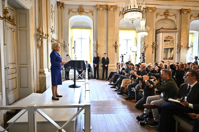 La secretaria permanente de la Academia Sueca, Ingrid Carlberg (izq.), anuncia a la autora canadiense Anne Carson como ganadora del Premio Nobel de Literatura 2026, en el edificio de la Bolsa de Estocolmo, Suecia, el 8 de octubre de 2026.