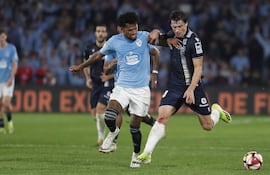 VIGO (PONTEVEDRA), 23/01/2024.- El centrocampista del Celta Jailson Marques (i) pelea un balón con Robin Le Normand, de la Real Sociedad, durante el partido de los cuartos de final de la Copa del Rey que Celta de Vigo y Real Sociedad disputan este martes en el estadio de Balaídos. EFE/Salvador Sas