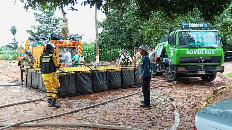 Bomberos voluntarios trabajan para sofocar incendio en San Lorenzo.