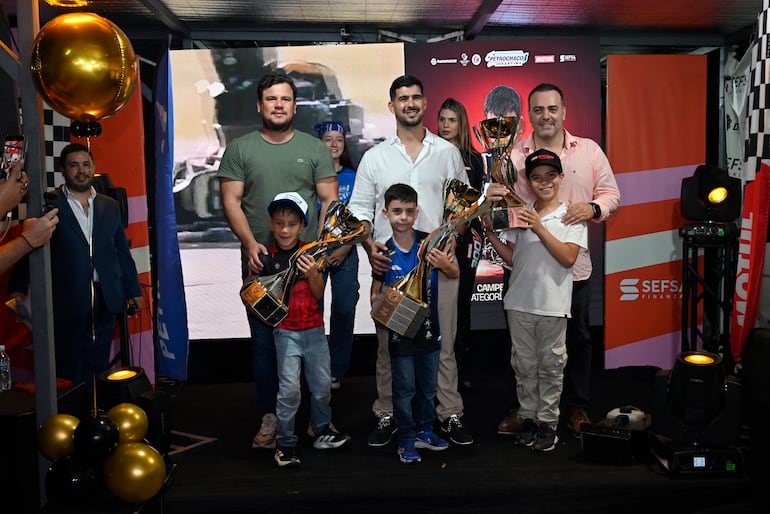 Podio Semillero con los padres: 1) Maune, 2) García y 3) Ayala.