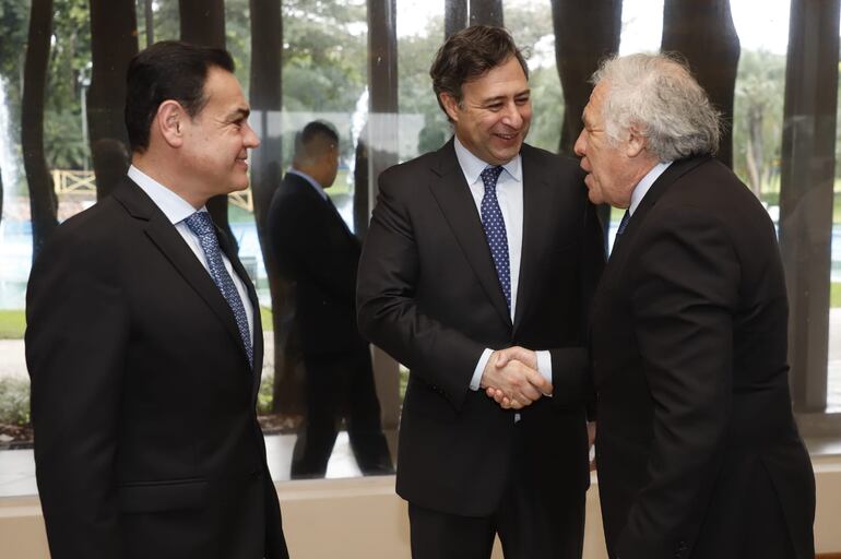Martín Eurnekian (c), CEO de Corporación America Airports, en Foro Privado de las Américas, Manifestó interés en invertir en Paraguay y participó de un almuerzo con autoridades públicas y privadas.