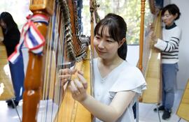 Arisa Matsuki, profesora de arpa de la escuela Arpas Estudio Sonrisa, durante un ensayo en Asunción.