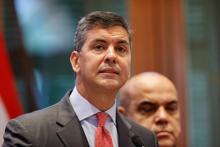 El presidente de Paraguay, Santiago Peña, habla en una conferencia de prensa, en el Palacio de López, en Asunción.