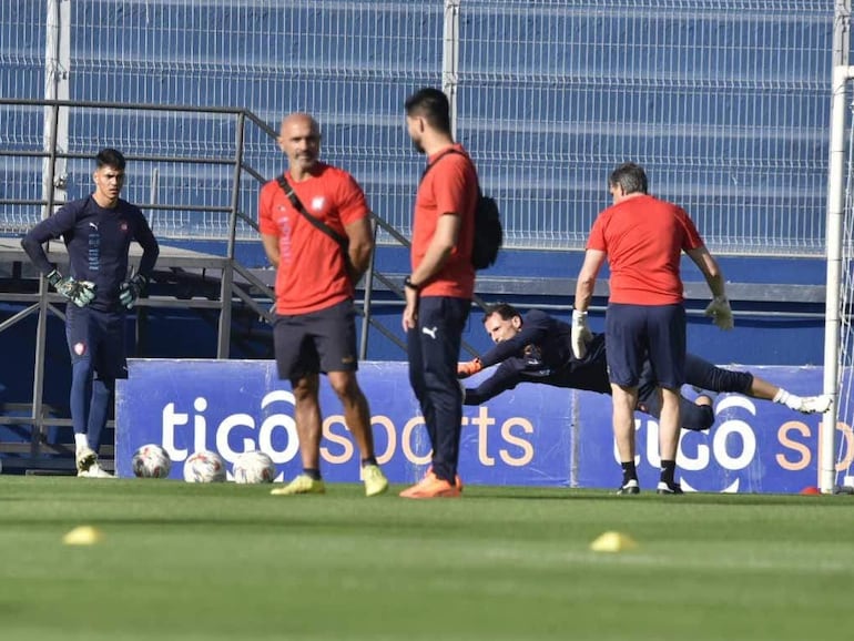 Juan Manuel Iturbe y otros futbolistas en entrenamiento, con un portero observando y un ambiente de campo de fútbol visible.