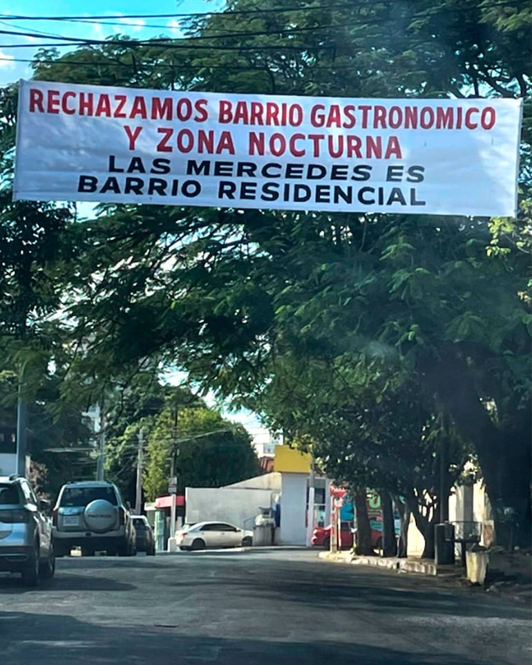 Pasacalles que habían colocado temporalmente los vecinos de Las Mercedes en las calles de su barrio.