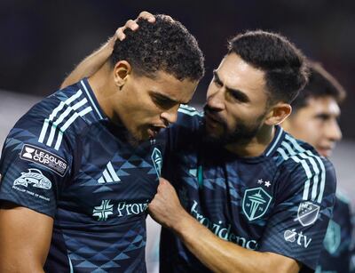 Osaze De Rosario (i) celebra su gol con Alex Roldan, en la victoria 2-0 del Seattle Sounders contra LA Galaxy