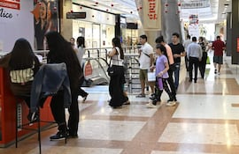 Los centros comerciales extienden horarios para la comodidad de la gente.