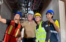 El seleccionador albirrojo, Gustavo Alfaro durante su presencia en el Centro de Alto Rendimiento de Ypané observando el avance de las obras.