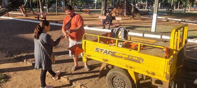 Don Carlos Javier Verón Rodríguez, en su labor diaria en la plaza Boquerón de la ciudad de San Juan Bautista Misiones