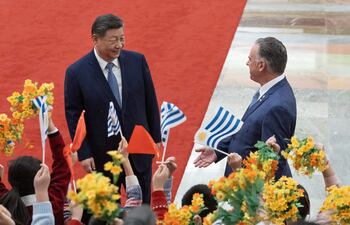 El mandatario uruguayo Yamandú Orsi (d) comparte una salida pública con el presidente de China, Xi Jinping (i), en Pekín.