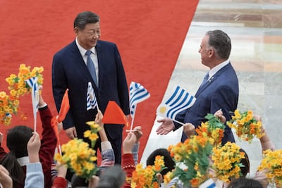 El mandatario uruguayo Yamandú Orsi (d) comparte una salida pública con el presidente de China, Xi Jinping (i), en Pekín.